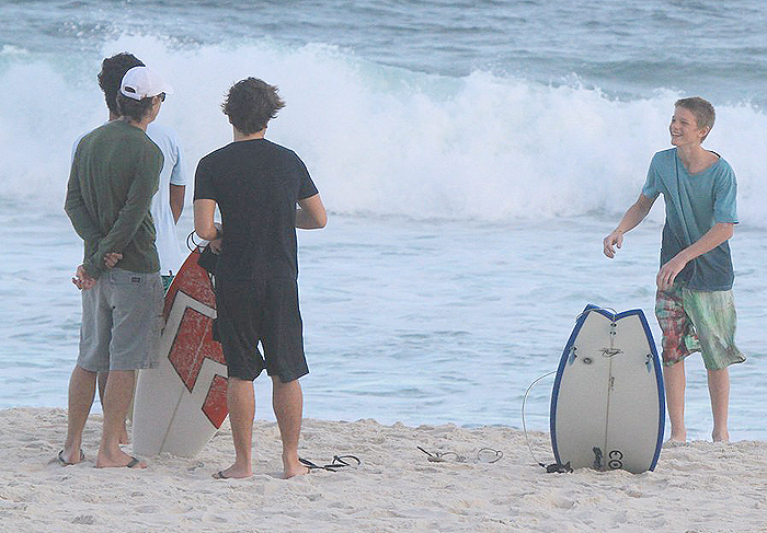 Marcello Novaes se diverte com o filho na praia 