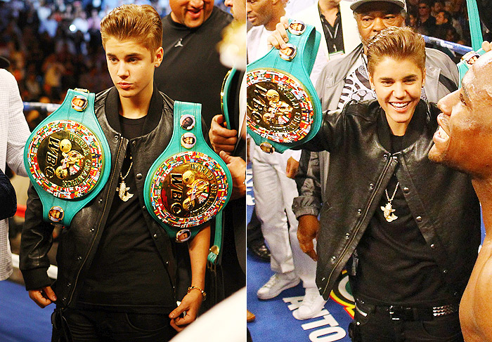  Justin Bieber posa para foto com cinturões de boxe