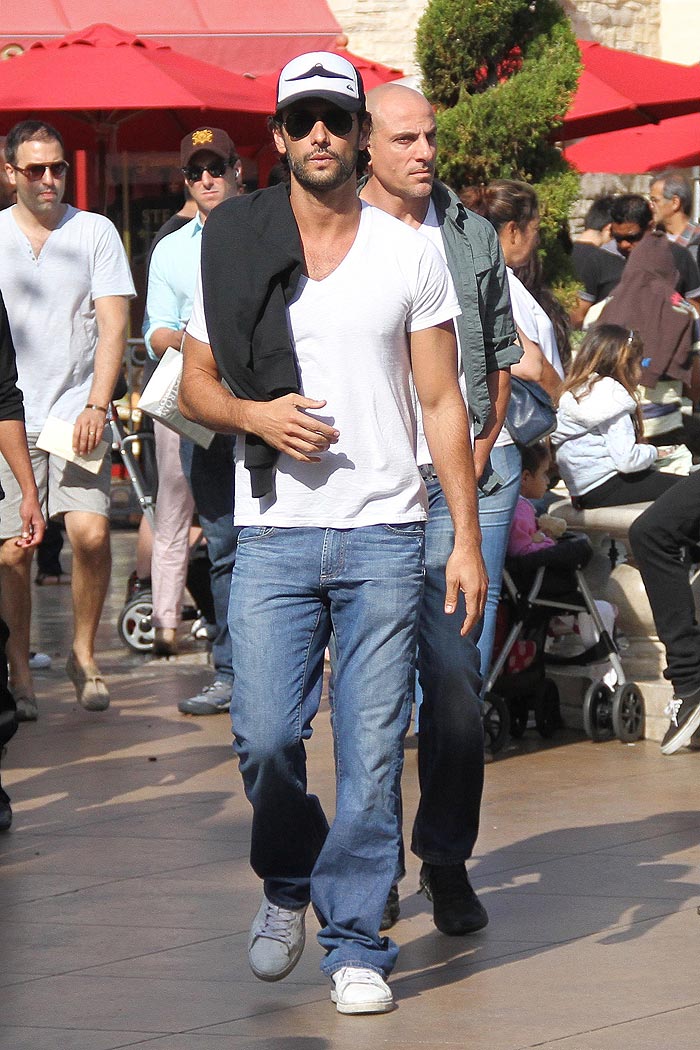 Rodrigo Santoro tem tarde de compras em shopping de Los Angeles