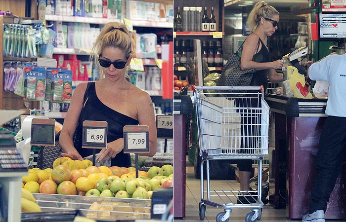 Após ginástica, Danielle Winits faz compras no supermercado