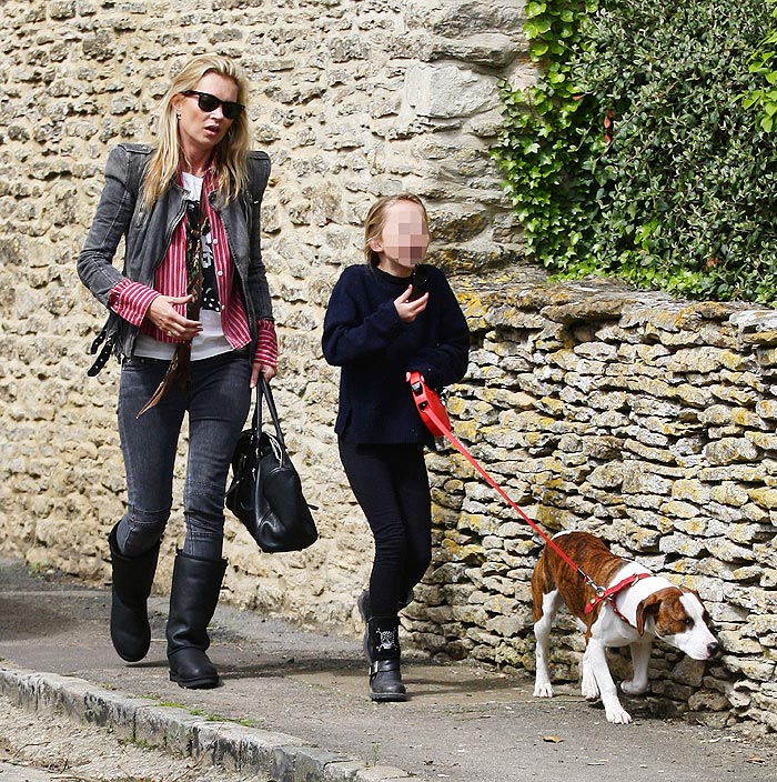 Kate Moss passeia com o cachorro e a filha no Reino Unido