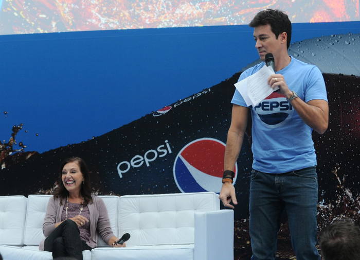 Rodrigo Faro faz nova campanha da Pepsi com a mãe