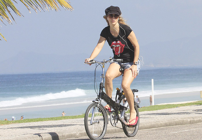 Christine Fernandes pedala em orla carioca