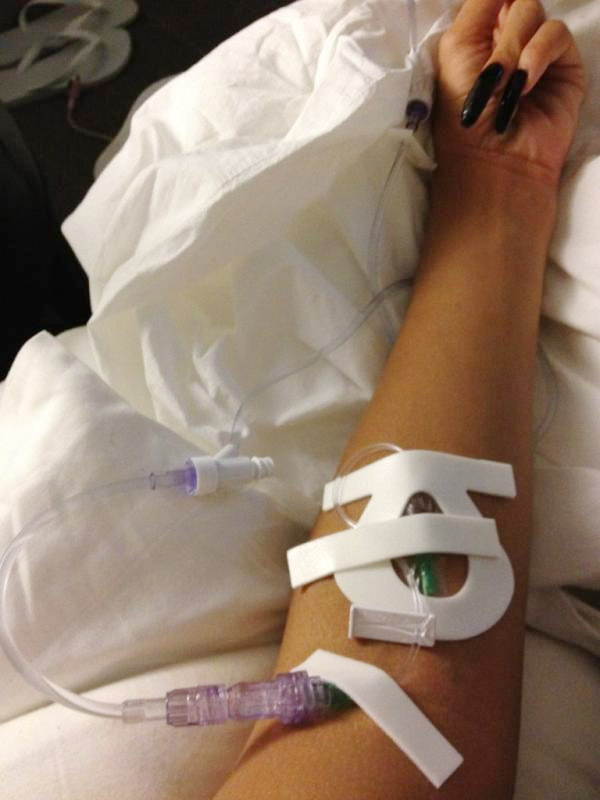 Rihanna toma soro em hospital e posta foto no Twitter - O Fuxico
