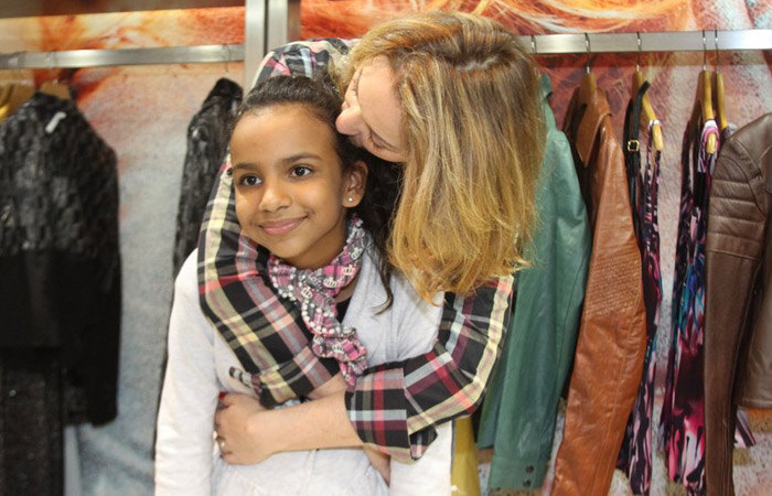 Alexandra Ritcher leva filha à reinauguração de loja no Rio Ofuxico