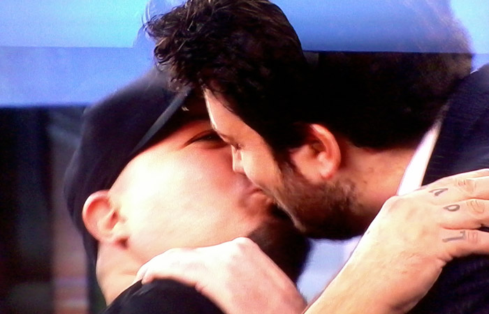 Danilo Gentili protagoniza beijo gay na TV Ofuxico