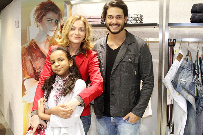 Alexandra Ritcher leva filha à reinauguração de loja no Rio