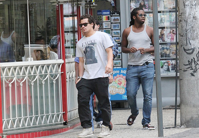 Thiago Martins passeia com amigo pelo Leblon