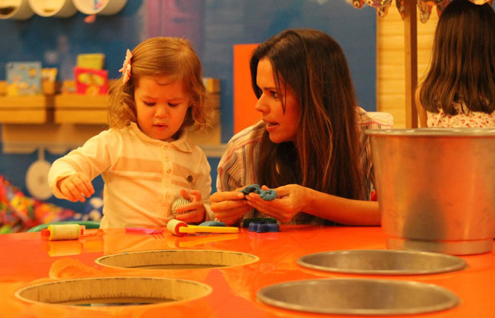 Viviane Victorette brinca com a filha em shopping do Rio - O Fuxico