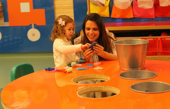 Viviane Victorette brinca com a filha em shopping do Rio - O Fuxico