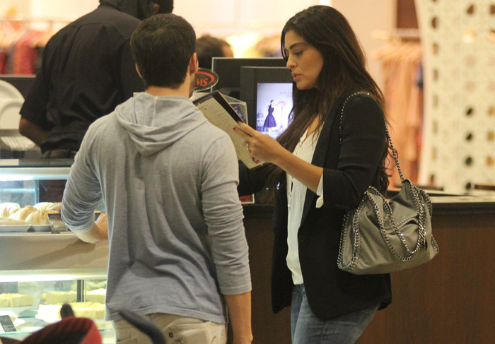 Juliana Paes saboreia milk-shake em passeio no shopping