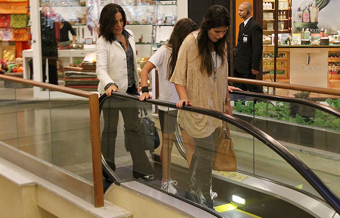 Glória Pires passeia com as filhas pelo shopping