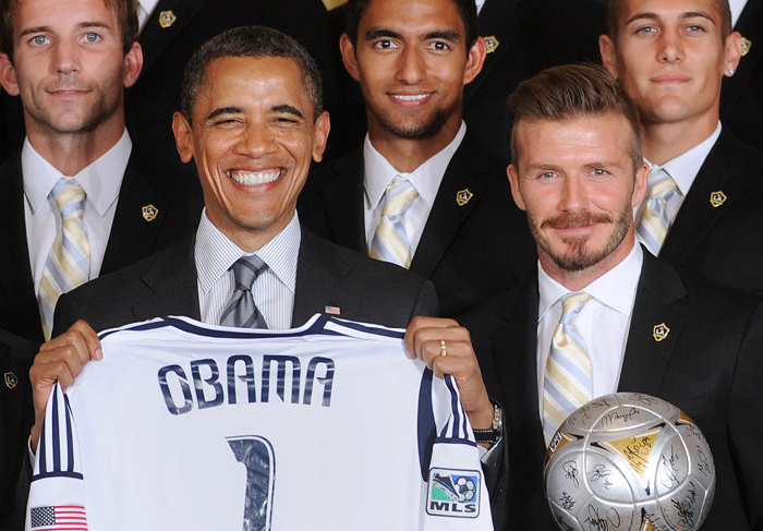  Barack Obama brinca com David Beckham na Casa Branca