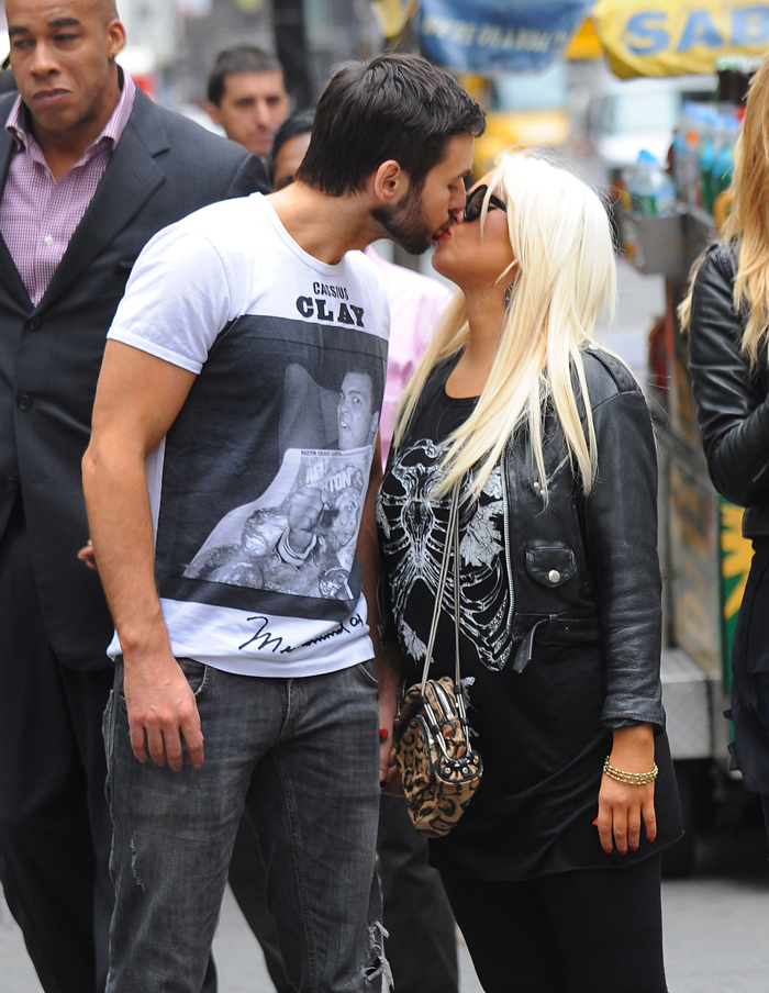  Christina Aguilera da beijinhos no namorado durante passeio, em NY