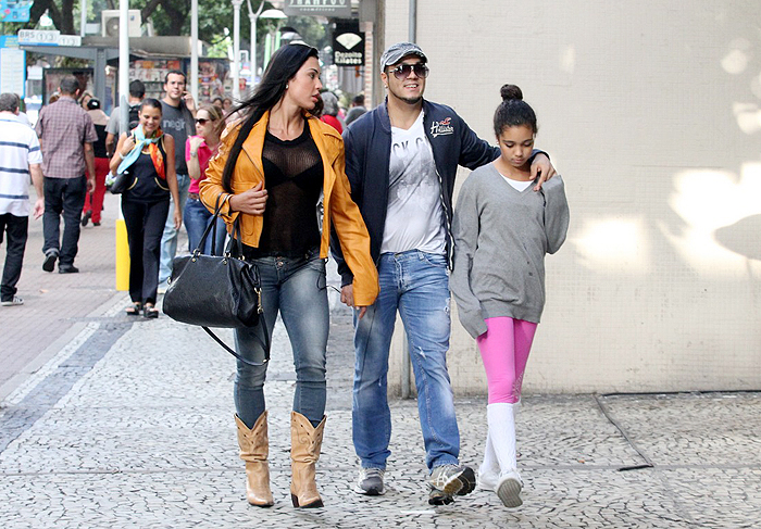 A dois dias do casamento, Belo e Gracyanne caminham em Ipanema