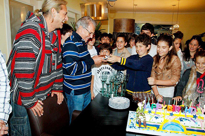 Carlos Alberto de Nóbrega faz festa de aniversário para os filhos