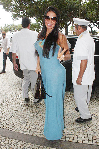 Gracyanne Barbosa na entrada do hotel, na zona sul do Rio