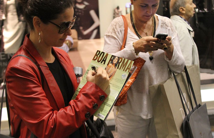 Giovanna Antonelli autografa revista para fã, no Rio - O Fuxico