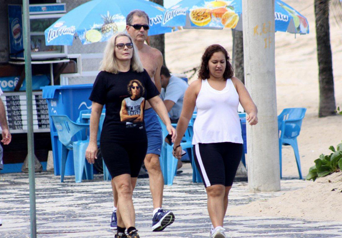 Vera Fischer dedica tarde de sábado à caminhada