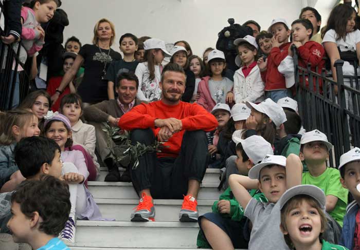 David Beckham se diverte com a garotada em escola na Grécia O Fuxico