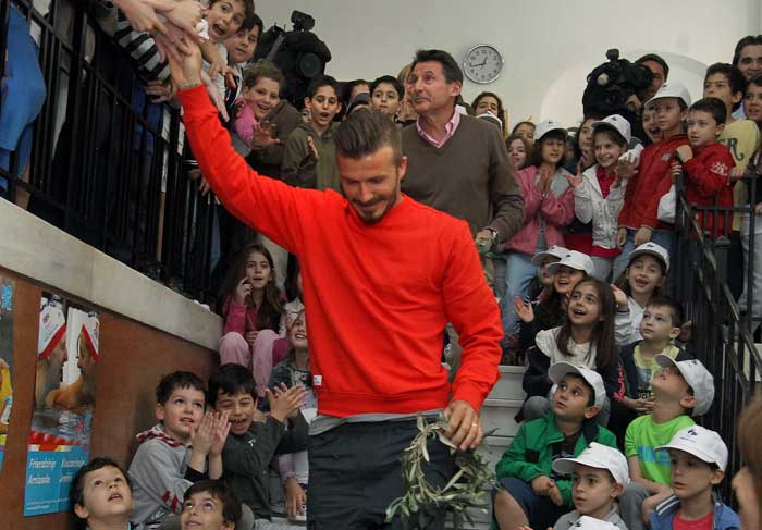 David Beckham se diverte com a garotada em escola na Grécia O Fuxico