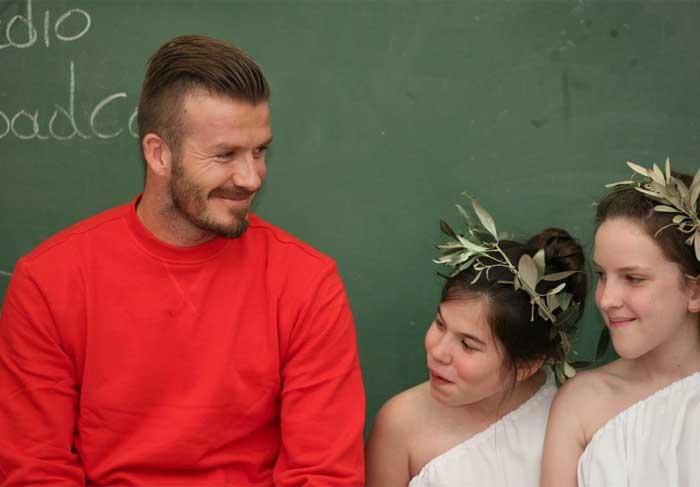 David Beckham se diverte com a garotada em escola na Grécia O Fuxico