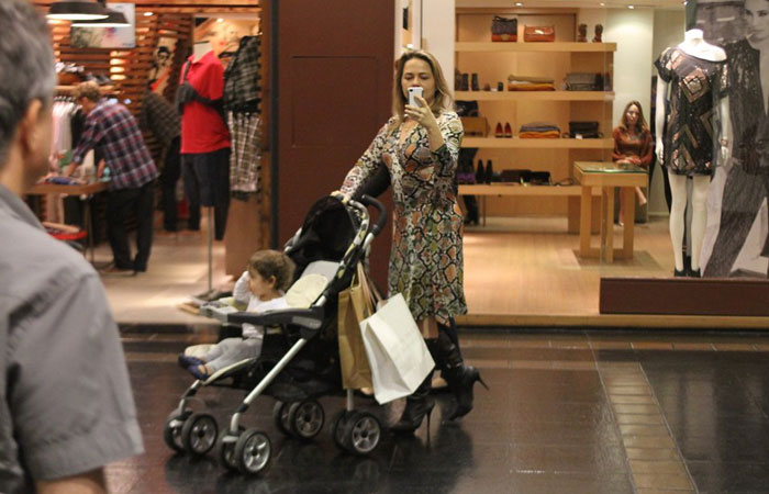 Viviane Pasmanter tira fotos de paparazzo em shopping do Rio - O Fuxico