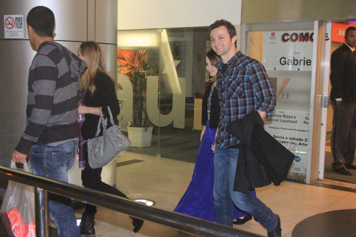 Sandy e Lucas Lima vão ao teatro, no Rio