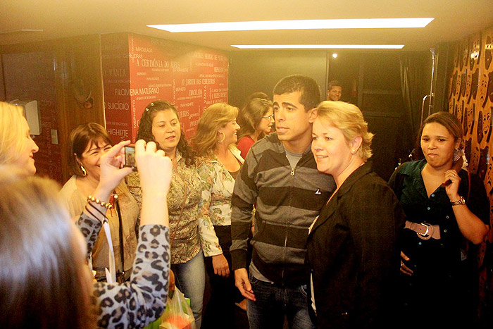 Sandy e Lucas Lima vão ao teatro, no Rio