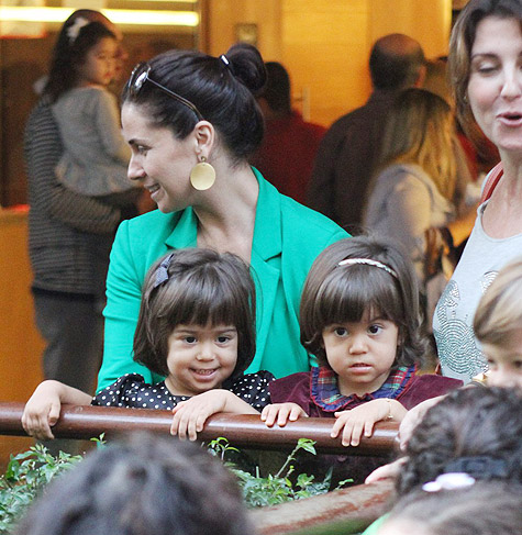 Giovanna Antonelli leva as filhas para ao teatro assistir Chapeuzinho