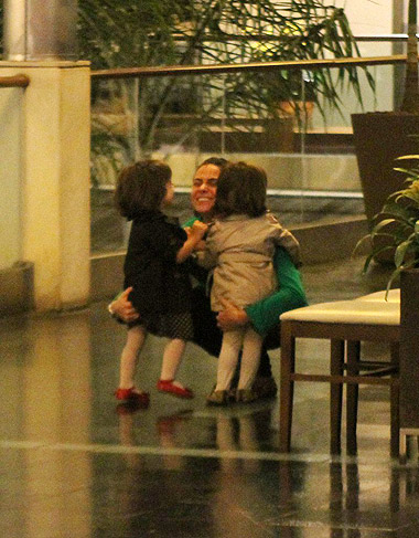 Giovanna Antonelli leva as filhas para ao teatro assistir Chapeuzinho