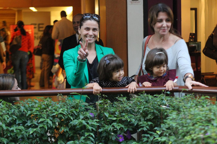 Giovanna Antonelli se diverte com as filhas no shopping