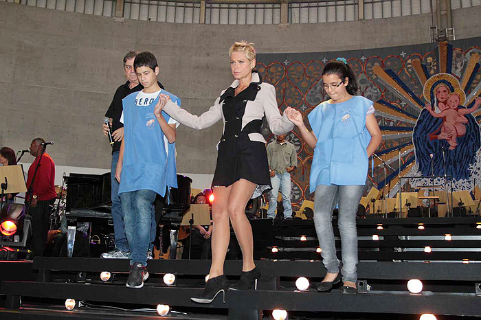 Xuxa participa de gravação do DVD do Padre Marcelo Rossi em SP