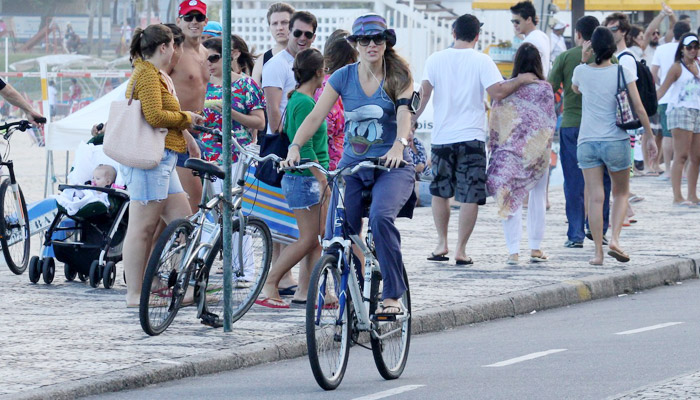 Christine Fernandes anda de bicicleta na tarde de domingo