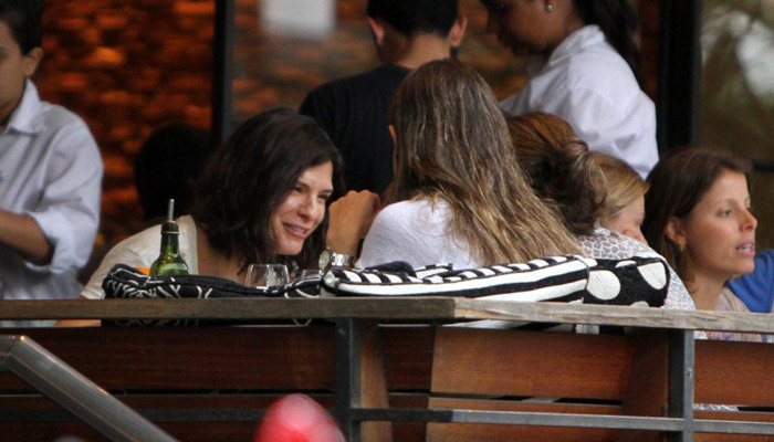 Helena Ranaldi almoça com amigas no Rio