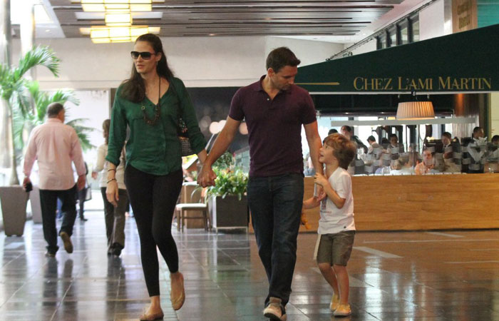 Fernanda Tavares vai a restaurante com marido e filho - O Fuxico