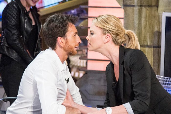 Charlize Theron quase beija apresentador em programa de TV