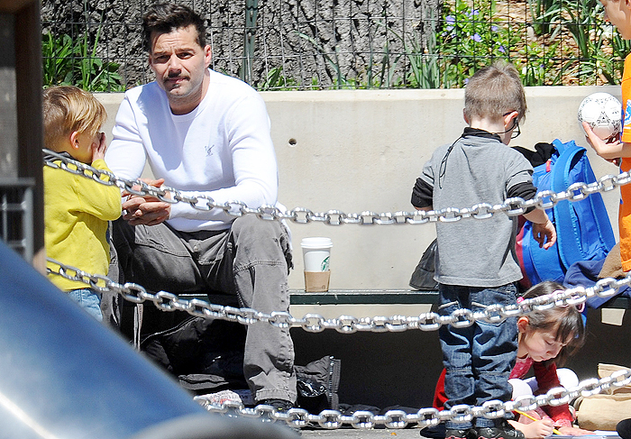 Ricky Martin passeia com os filhos em Nova York