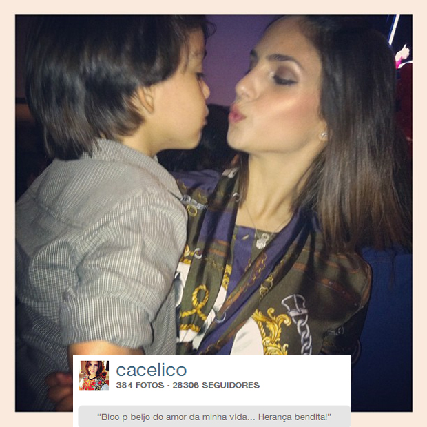 Carol Celico fez biquinho com o filho Luca