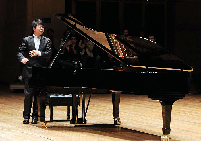 Regina Braga assiste apresentação de pianista chinês
