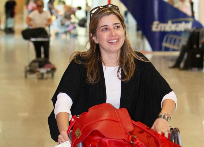 Julia Lemmertz é vista sozinha em aeroporto do Rio