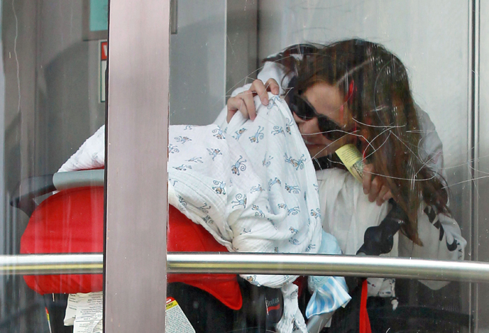 Jennifer Garner se diverte com o filho no pediatra