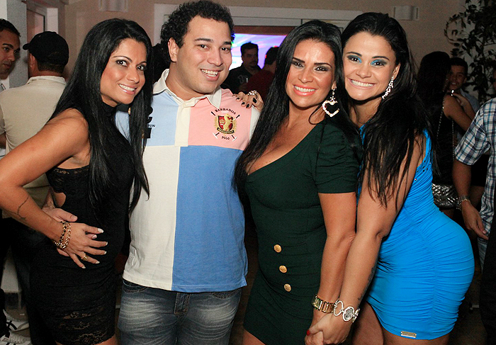 Promoter aperta peito de Solange Gomes em festa