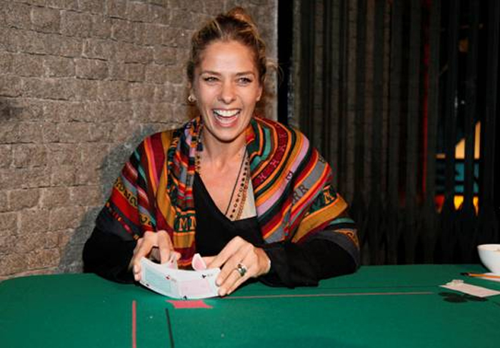 Adriane Galisteu participa de campeonato de tranca 
