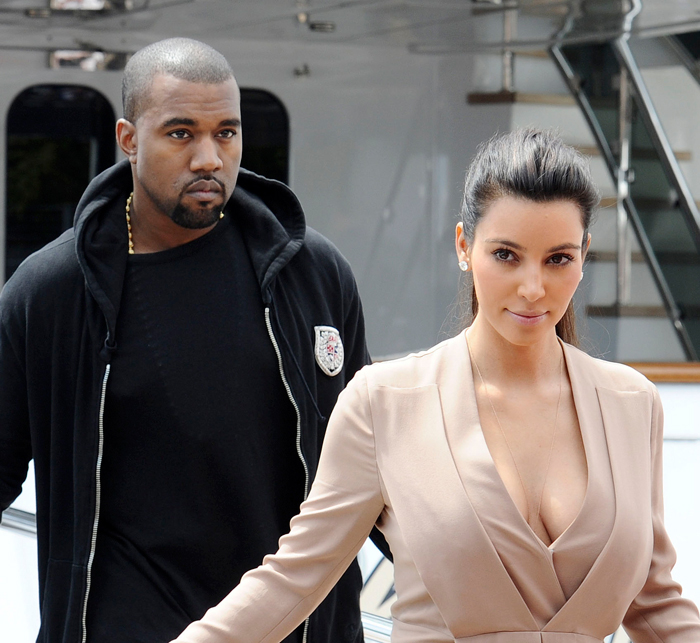  Kim Kardashian abusa do decote em passeio com Kanye West