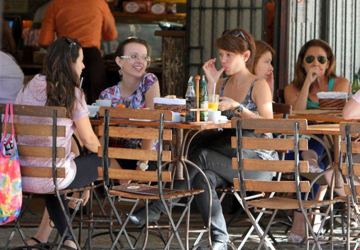 Geovanna Tominaga faz lanche com amigas