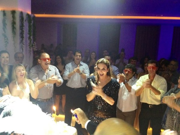 Ivete Sangalo ganha festa surpresa de amigos e se emociona