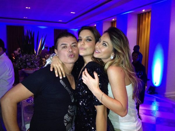 Ivete Sangalo ganha festa surpresa de amigos e se emociona