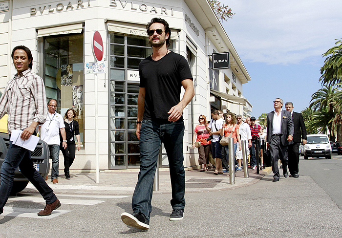Rodrigo Santoro circula pelas ruas de Cannes