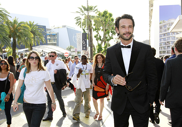 Rodrigo Santoro circula pelas ruas de Cannes